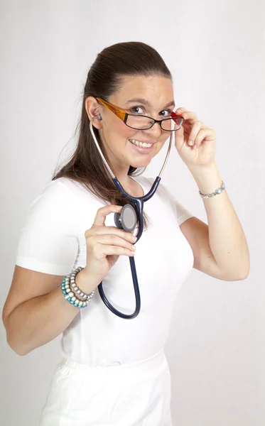 Улыбающаяся женщина-врач со стетоскопом — стоковое фото