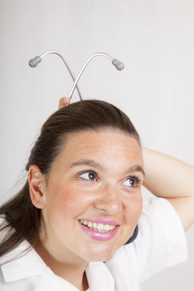 Carino medico femminile con uno stetoscopio divertirsi — Foto Stock