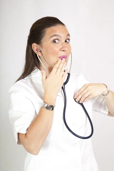 Привлекательная женщина-врач со стетоскопом — стоковое фото
