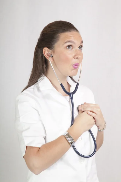 有吸引力的女医生用听诊器 — 图库照片