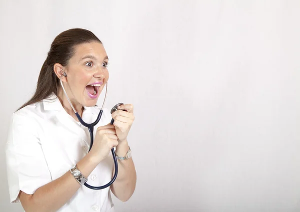 Schattig vrouwelijke arts met een stethoscoop zingt — Stockfoto