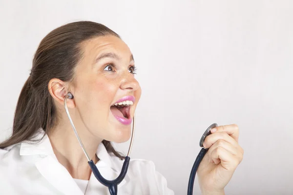 Roztomilý ženského lékaře se stetoskopem zpívá — Stock fotografie