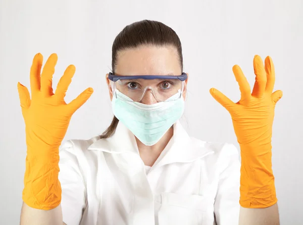 Samice chirurg na sobě latexové rukavice — Stock fotografie