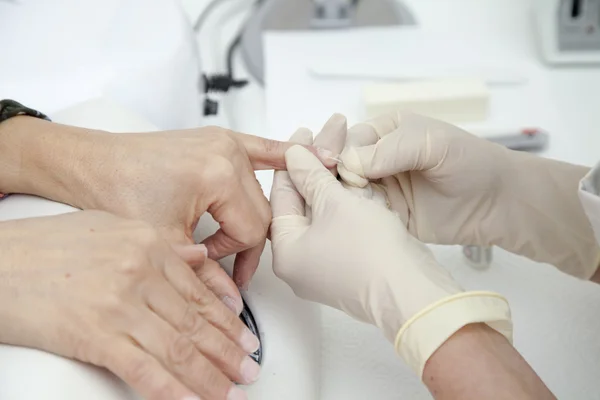 Fazendo extensão unha, manicure francês, série de PASSO PASSO processo de extensão unha ALTA RESOLUÇÃO fotos — Fotografia de Stock