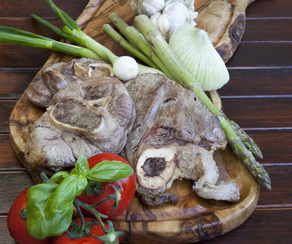 Bakade osso buco med vegetabiliska — Stockfoto