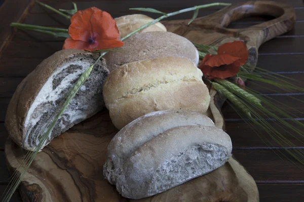 Tasty organic rolls and bread with various seeds — Stock Photo, Image