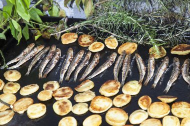 taze sardalya, uskumru ızgara plakası üzerinde patates ile balıklar
