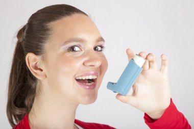 astım inhaler ile şirin kız