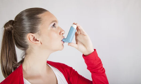 Linda chica con inhalador de asma — Foto de Stock