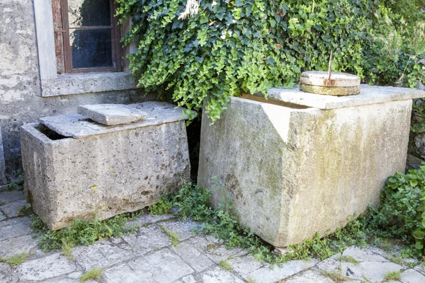 オリーブ オイルの石造りの容器 — ストック写真