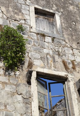 Taş evdeki eski pencere.