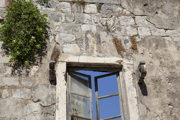 Παλιό παράθυρο σε πέτρινο σπίτι — Φωτογραφία Αρχείου