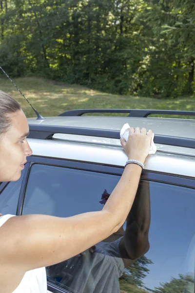 Reinigen und Polieren des Autos — Stockfoto