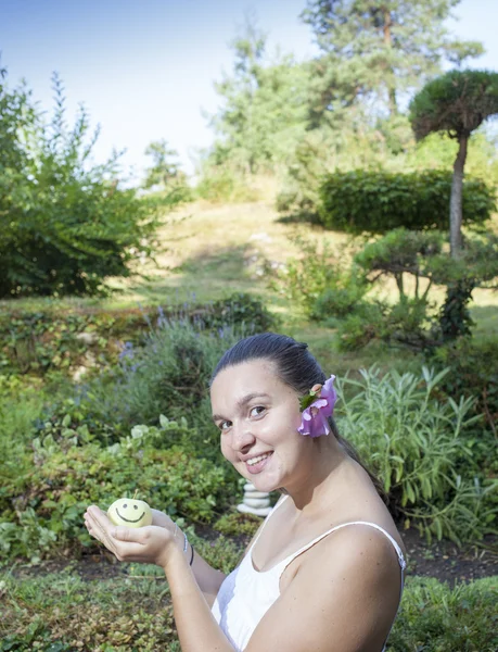 Söt flicka anläggning glad apple — Stockfoto