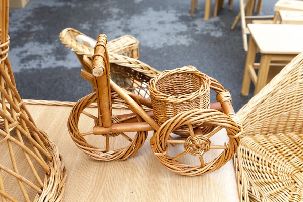 Плетеный велосипед и мебель — стоковое фото