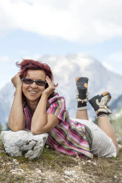 Femme randonneuse allongée sur l'herbe — Photo