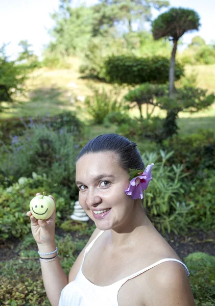 Милая девушка держит счастливое яблоко — стоковое фото