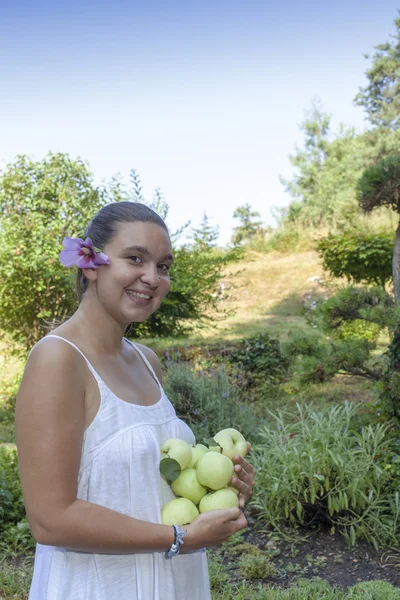 Linda chica sosteniendo manzanas verdes — Foto de Stock