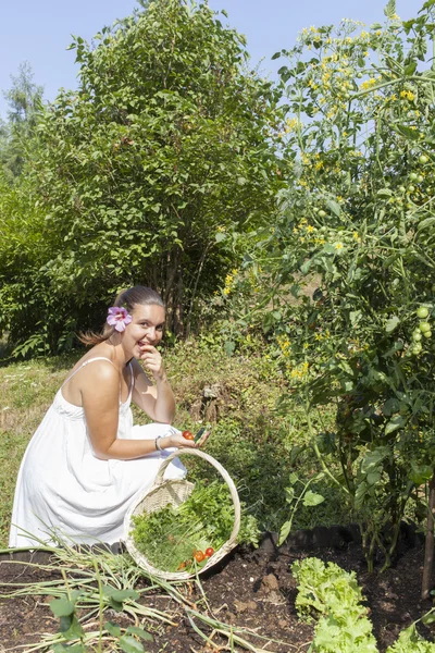 Linda mujer joven en su jardín orgánico — Foto de Stock