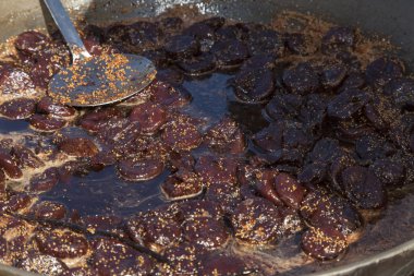 kırmızı şarapta pişmiş taze incir