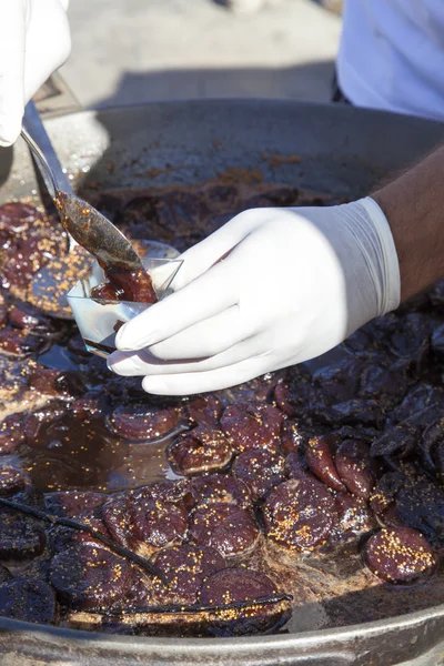 Servieren Sie frische Feigen in Rotwein gekocht — Stockfoto