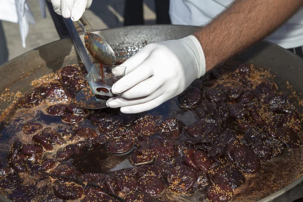 Servindo figos frescos cozidos em vinho tinto — Fotografia de Stock