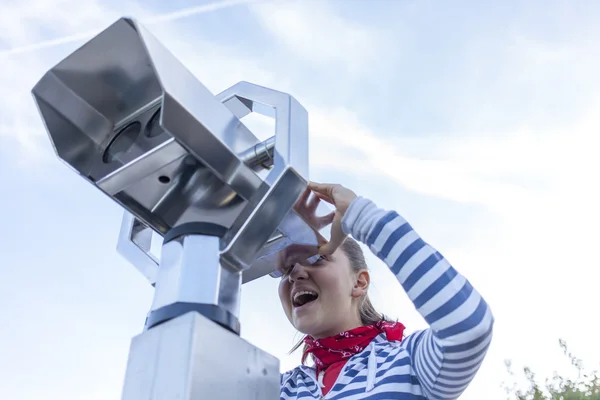 Ragazza spaventata utilizzando moneta binocolo — Foto Stock