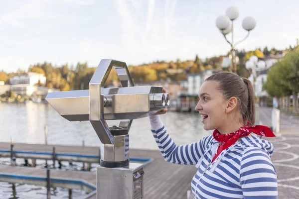 Scared girl using coin binoculars — Stock Photo, Image