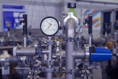 Nükleer laboratuvar, endüstriyel mavi tonda Manometre