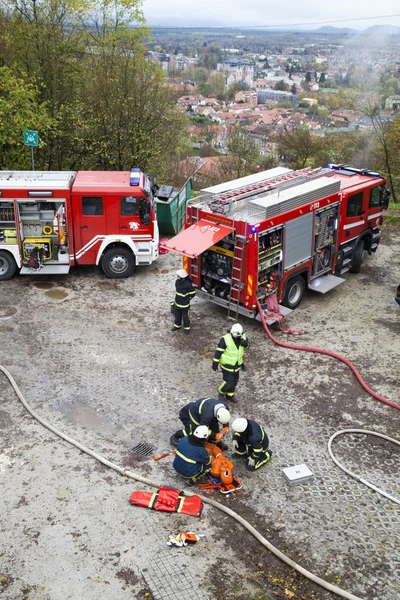 Équipe de sauvetage offrant les premiers soins — Photo