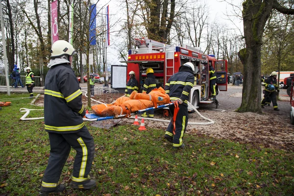 Räddningsteam som ger första hjälpen — Stockfoto