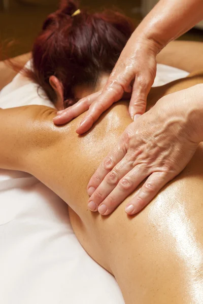 Frau erhält eine professionelle Massage und Lymphdrainage - Demonstration verschiedener Techniken — Stockfoto