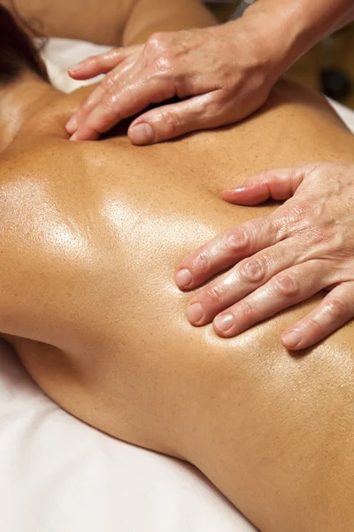 Frau erhält eine professionelle Massage und Lymphdrainage - Demonstration verschiedener Techniken — Stockfoto