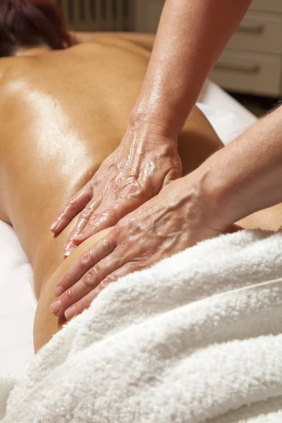 Mulher recebendo uma massagem profissional e drenagem linfática várias técnicas de demonstração Imagens De Bancos De Imagens Sem Royalties