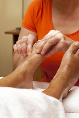 profesyonel rahatlatıcı ayak masaj çeşitli teknikler