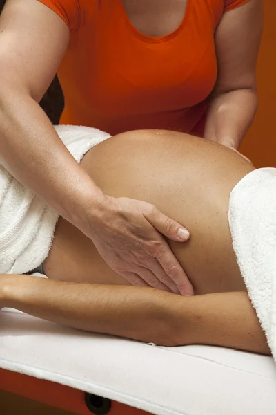 Doğum öncesi masaj hamile kadın