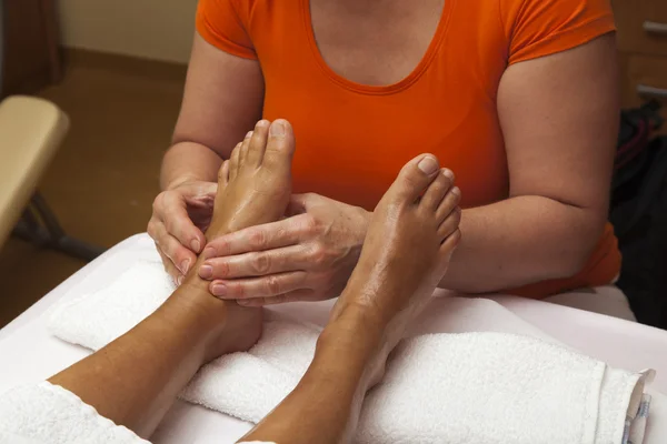 Massage des pieds professionnel relaxant, diverses techniques — Photo