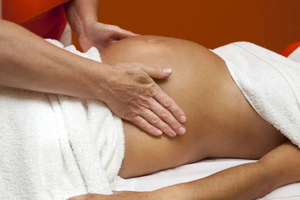 Gravid kvinna på prenatala massage Stockfoto