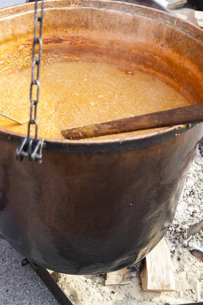 Grote koperen ketel op open haard, selectieve aandacht — Stockfoto