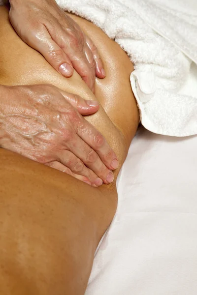 Mulher recebendo uma massagem profissional e drenagem linfática Fotos De Bancos De Imagens Sem Royalties