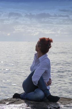 yoga yapmak deniz kenarında orta yaşlı kadın