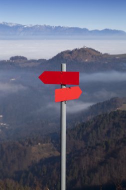 Kırmızı dağ Işaret Alp bir yol boyunca