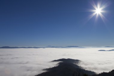 Mavi gökyüzü ile göze batan güneş