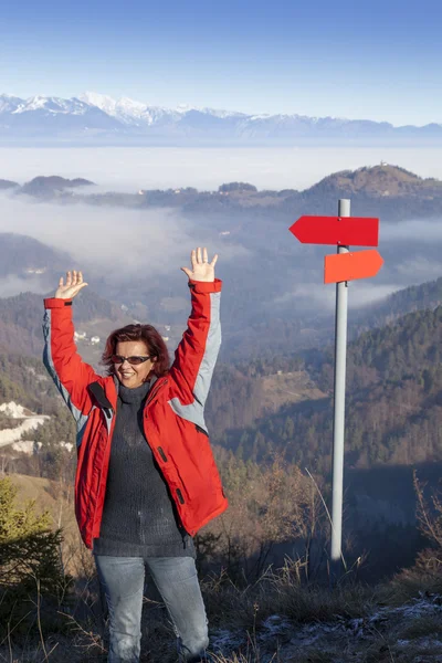 Šťastný tramp žena na nejvyšší horské mává hello — Stock fotografie