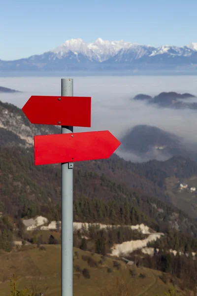 Röda berget VÄGSTOLPE längs en alpin väg — Stockfoto