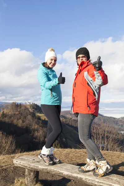 Två glada kvinnor vandrare visar ok tecken — Stockfoto