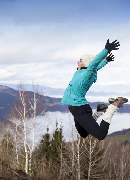 Genç kadın sevinçle açık havada atlama — Stok fotoğraf