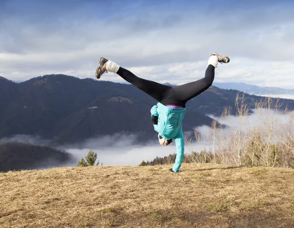 Young women performing one handed cartwheel — Stock Photo, Image