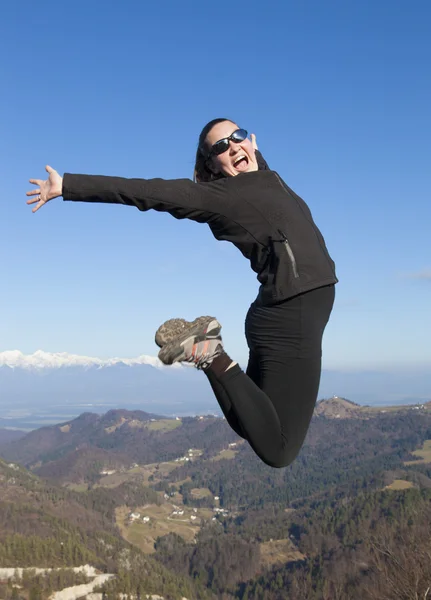Młode kobiety sprawny radośnie skoki w górach — Zdjęcie stockowe
