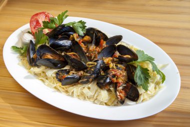 Akdeniz midye makarna